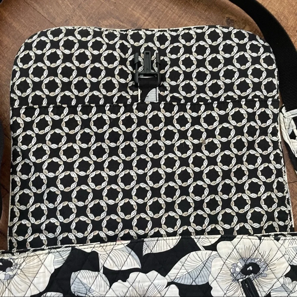 🎉🛍❤️HOST PICK!!🎉❤️🛍Vera Bradley black white messenger bag - Picture 4 of 6